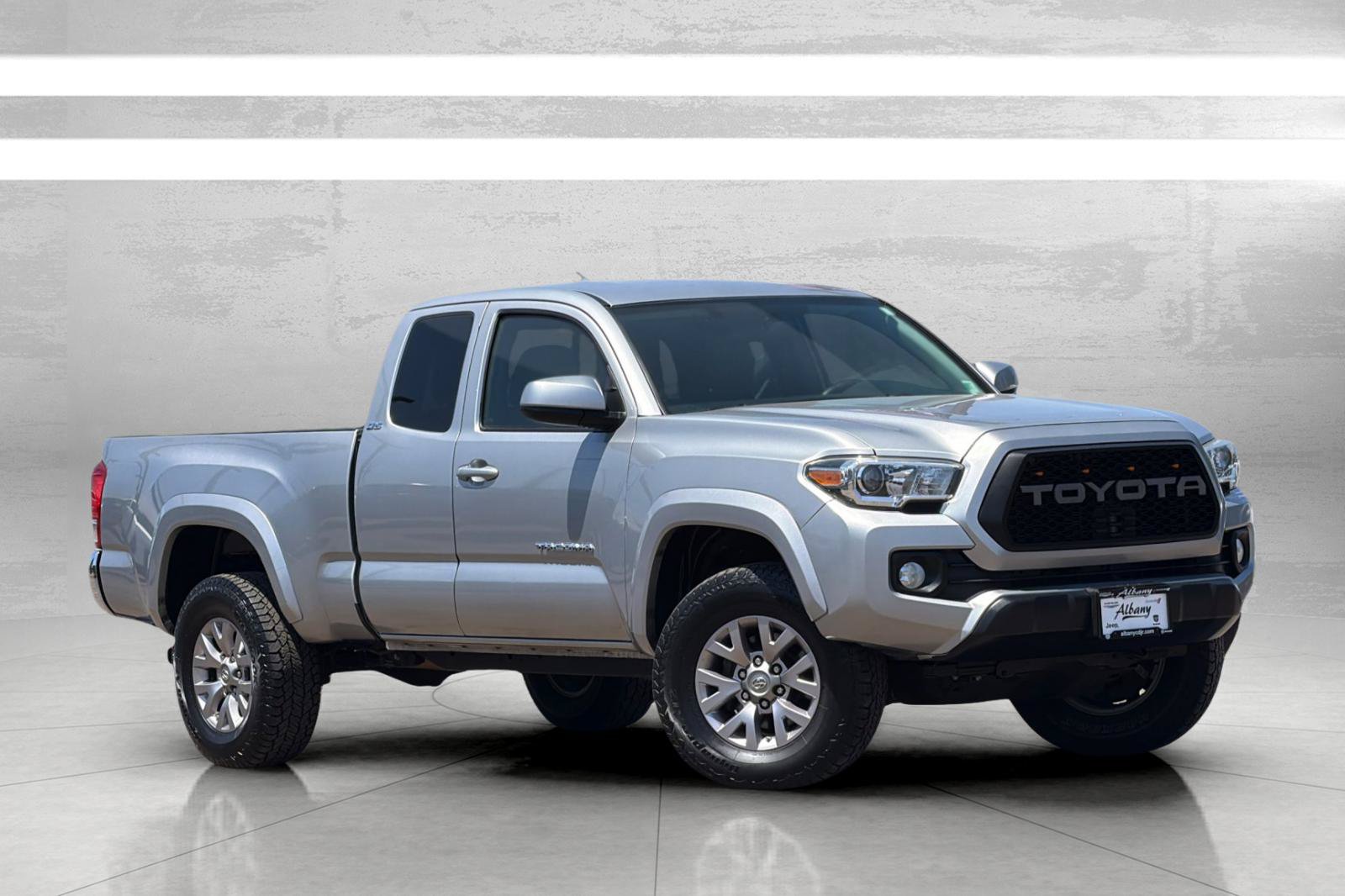 Used 2016 Toyota Tacoma SR5 RWD image 2