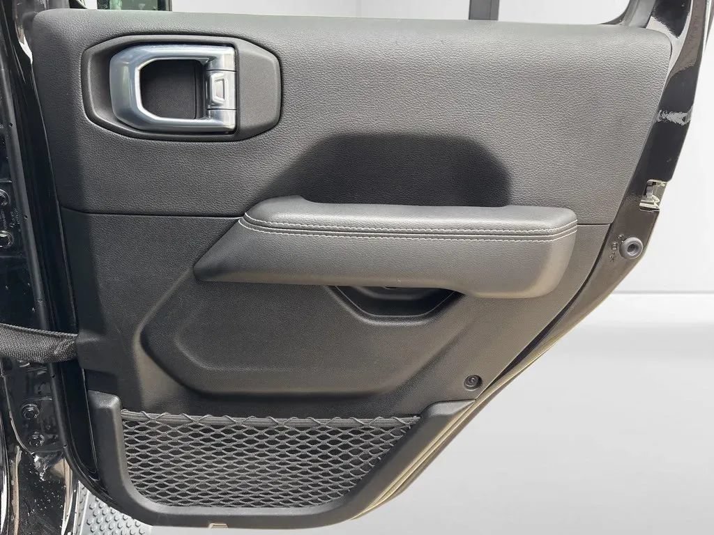 Used 2021 Jeep Wrangler Unlimited Sahara AWD/4WD image 26