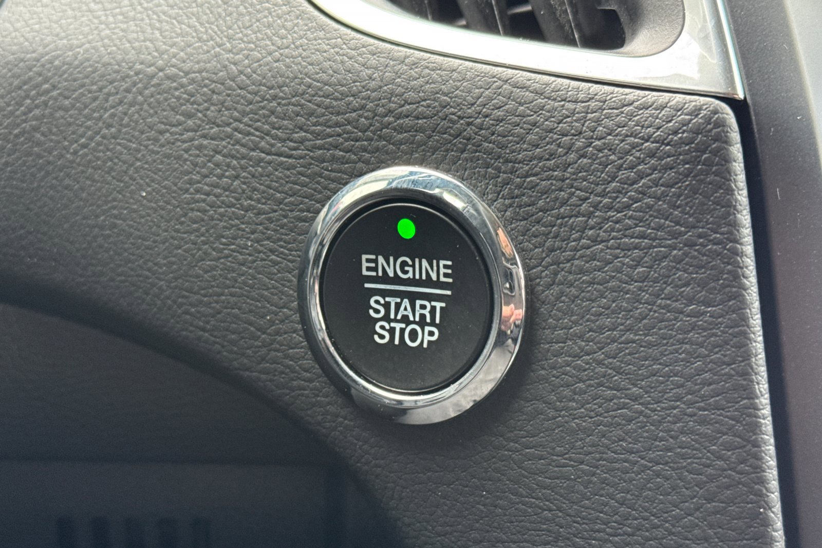 Certified 2022 Ford Edge Titanium w/ Class II Trailer Tow Package image 22