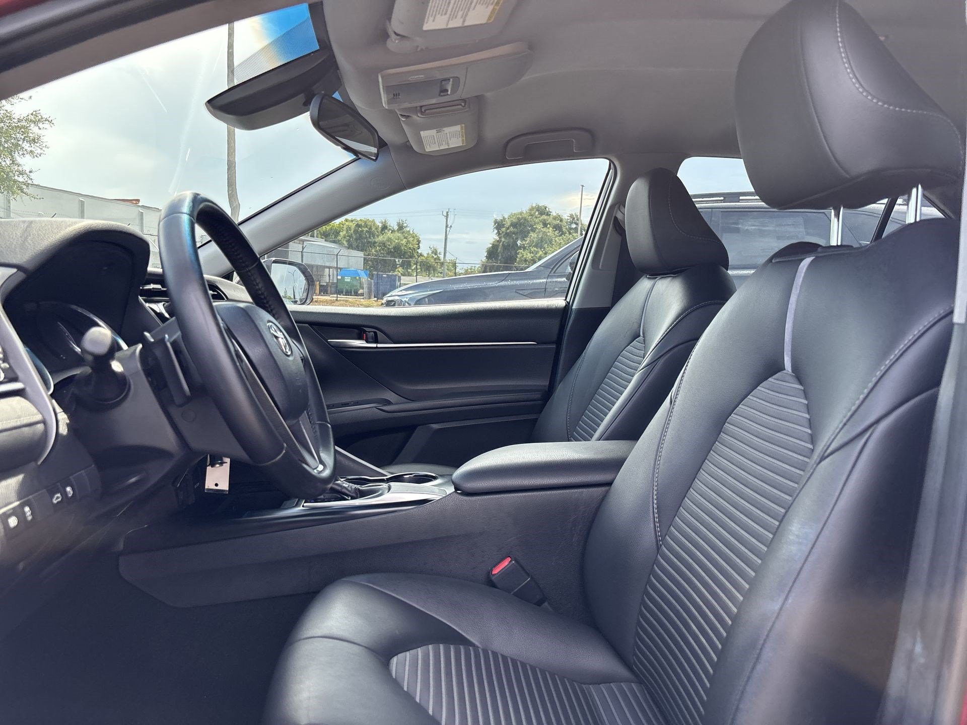 Used 2018 Toyota Camry SE FWD image 13