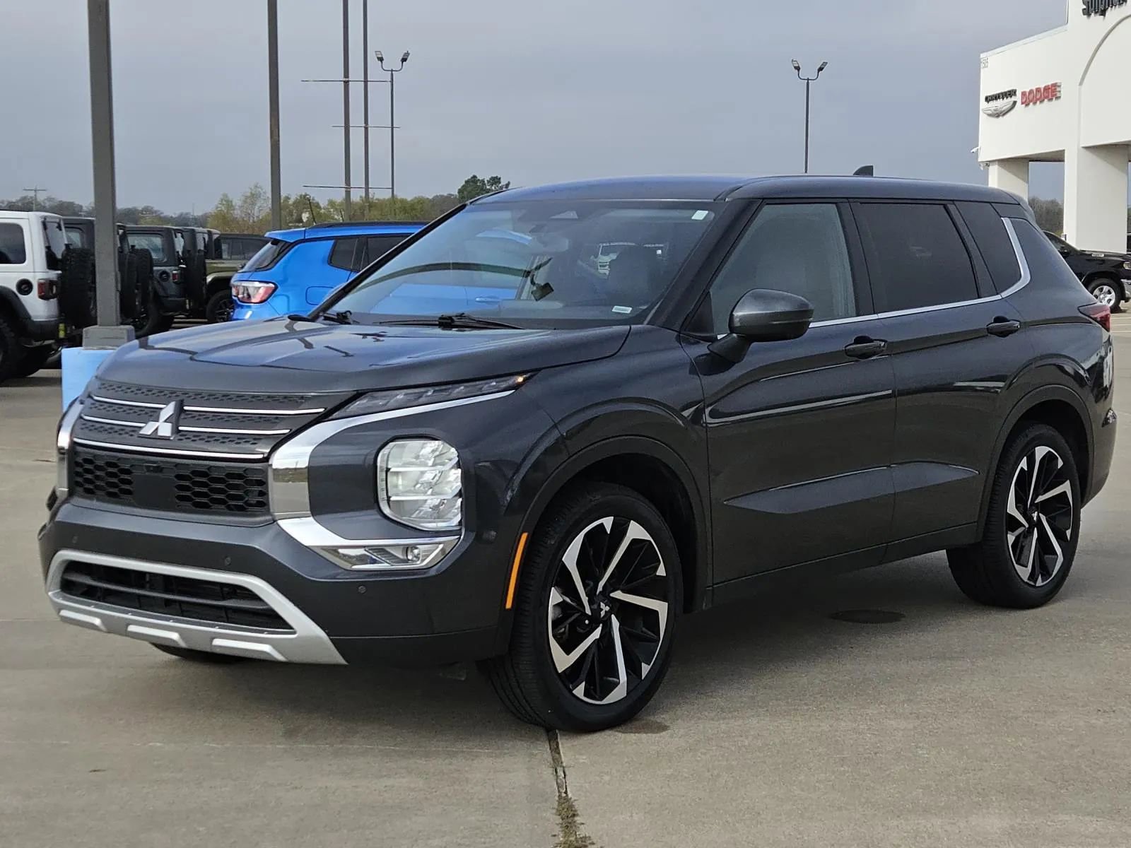 Used 2024 Mitsubishi Outlander SE Black Edition image 3