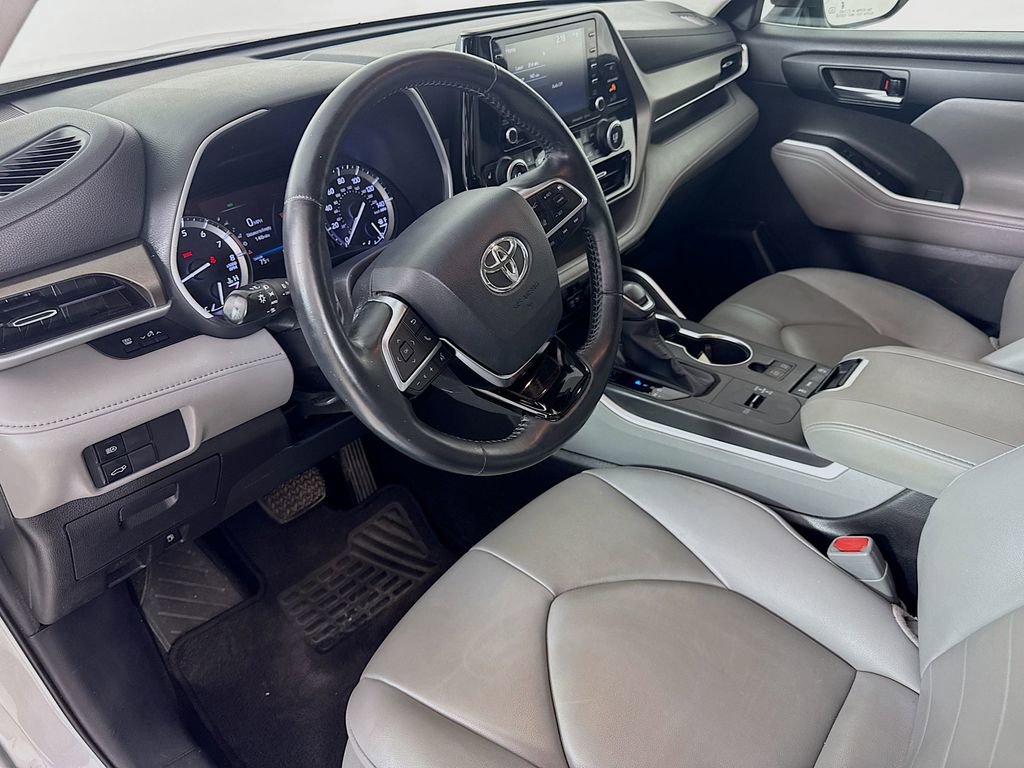 Used 2020 Toyota Highlander XLE FWD image 10