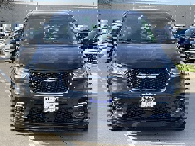 Used 2023 Chrysler Pacifica Touring-L image 6