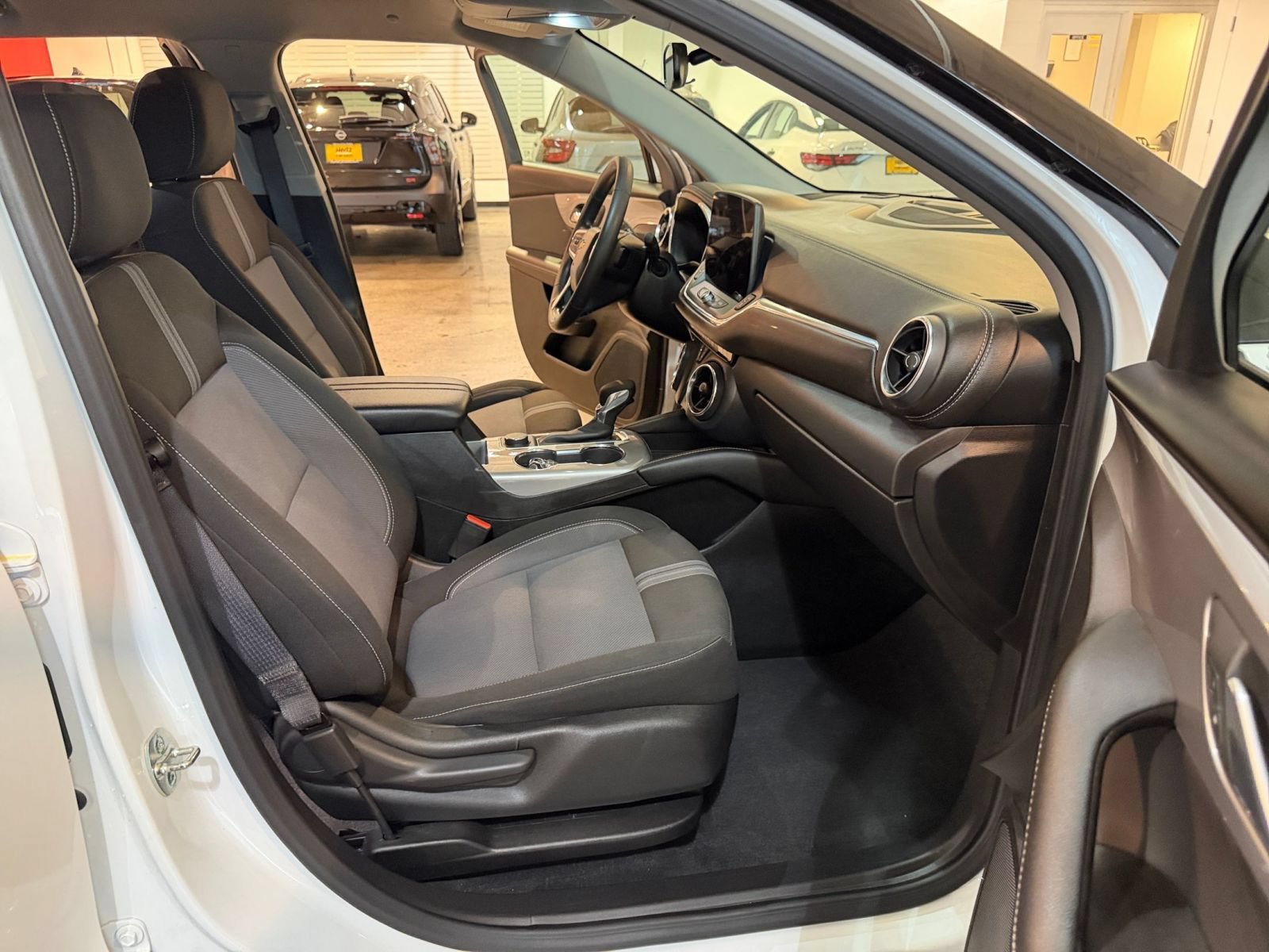 Used 2025 Chevrolet Blazer LT FWD image 36