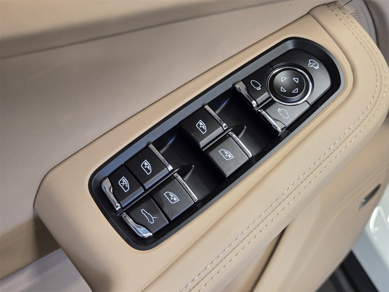 New 2025 Porsche Macan image 21