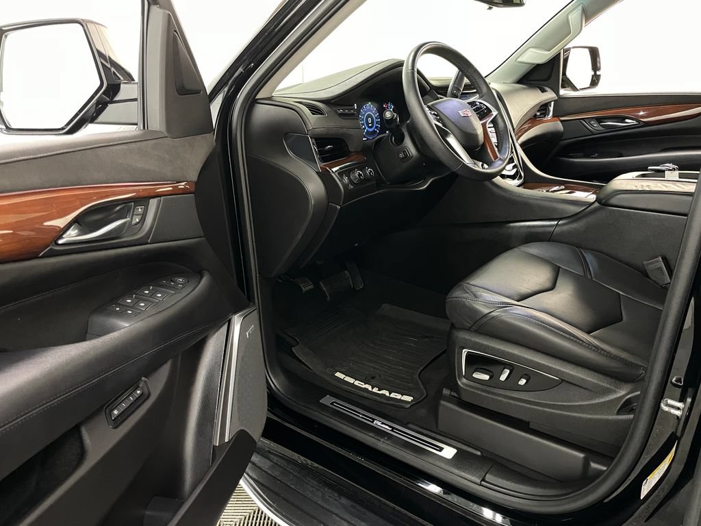 Used 2017 Cadillac Escalade Luxury AWD/4WD image 31