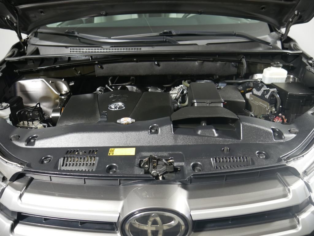 Used 2019 Toyota Highlander XLE image 3