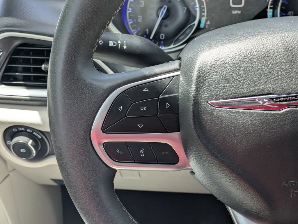 Used 2024 Chrysler Pacifica Touring-L FWD image 15