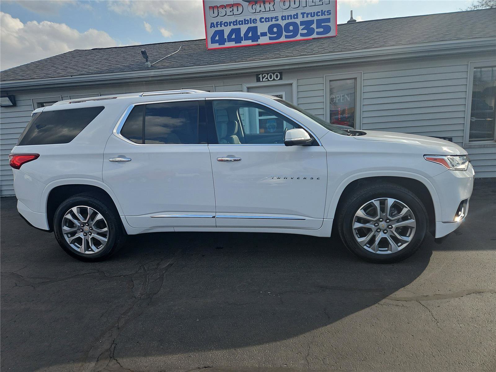 Used 2021 Chevrolet Traverse Premier image 2