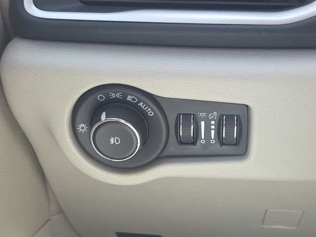 Used 2023 Chrysler Pacifica Touring-L FWD image 30