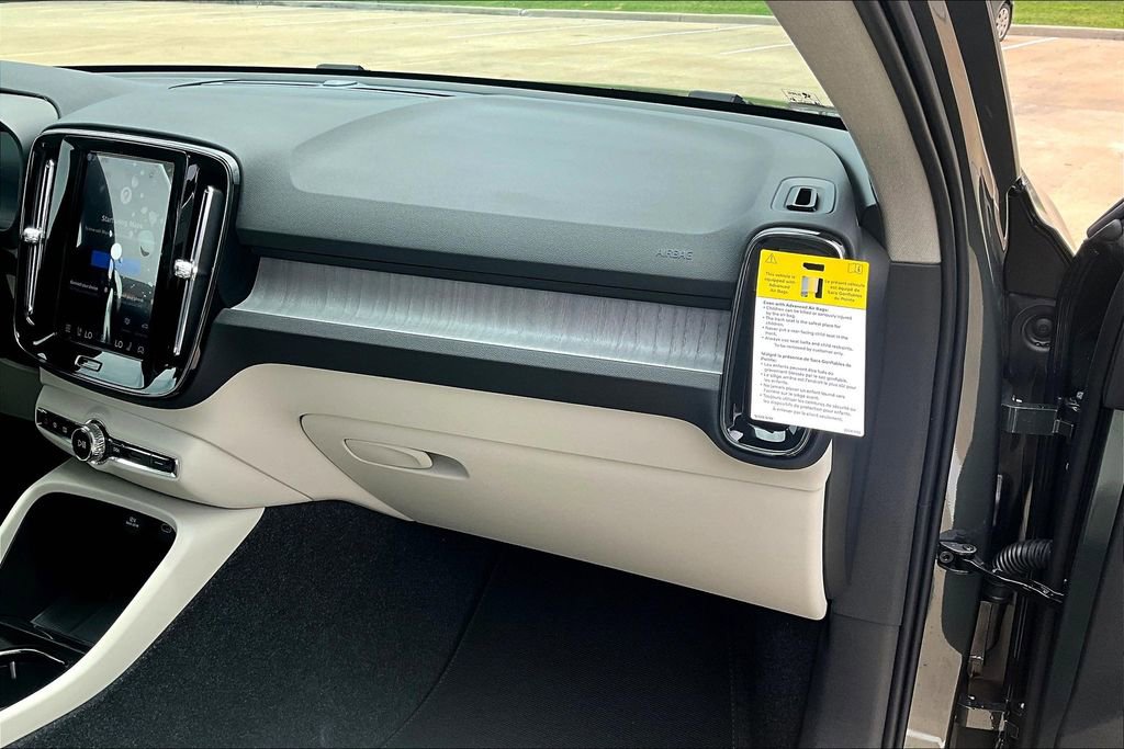 New 2026 Volvo XC40 B5 Plus w/ Protection Package Premier image 18