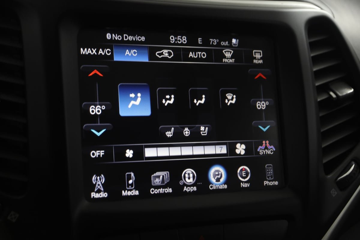 Used 2018 Jeep Cherokee Overland AWD/4WD image 29