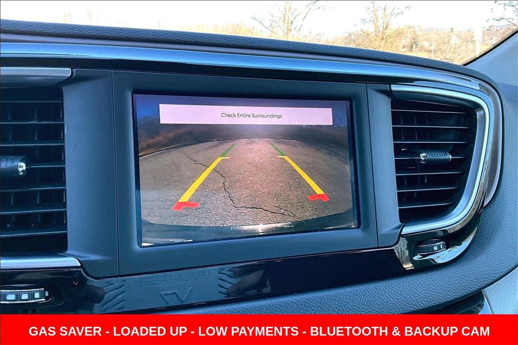 Used 2022 Chrysler Voyager LX image 13