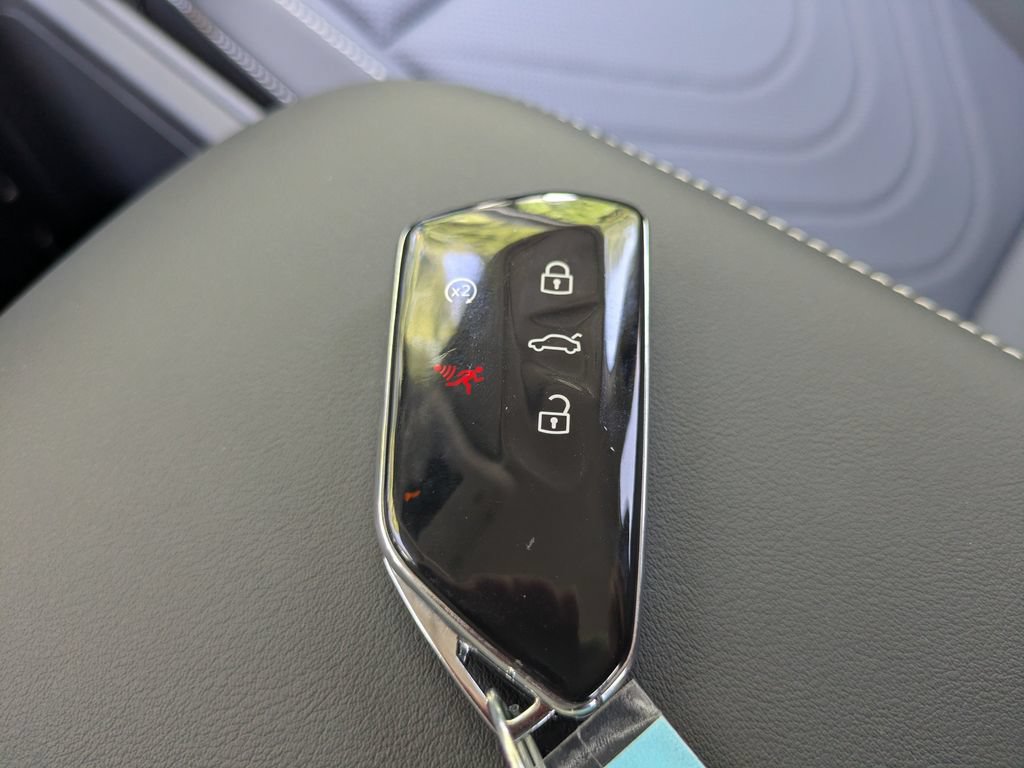 Certified 2025 Volkswagen Tiguan SE FWD image 28