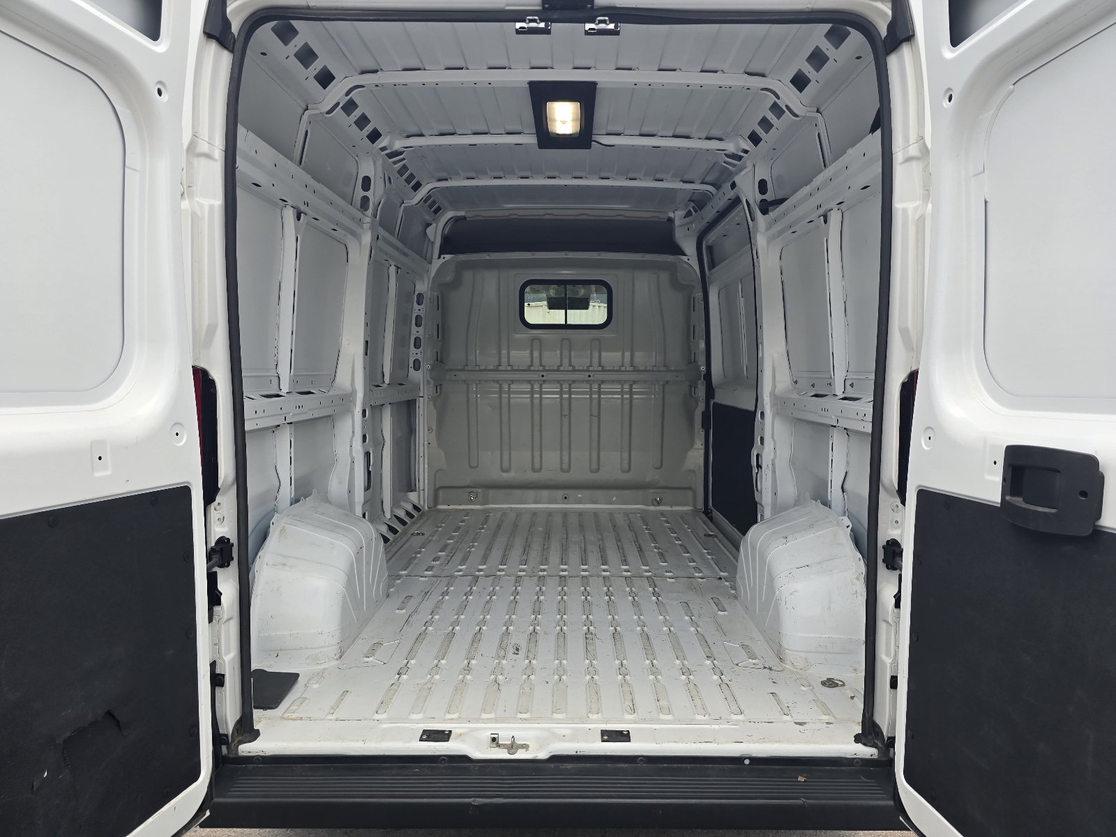 Used 2024 RAM ProMaster 2500 w/ Convenience Group FWD image 11