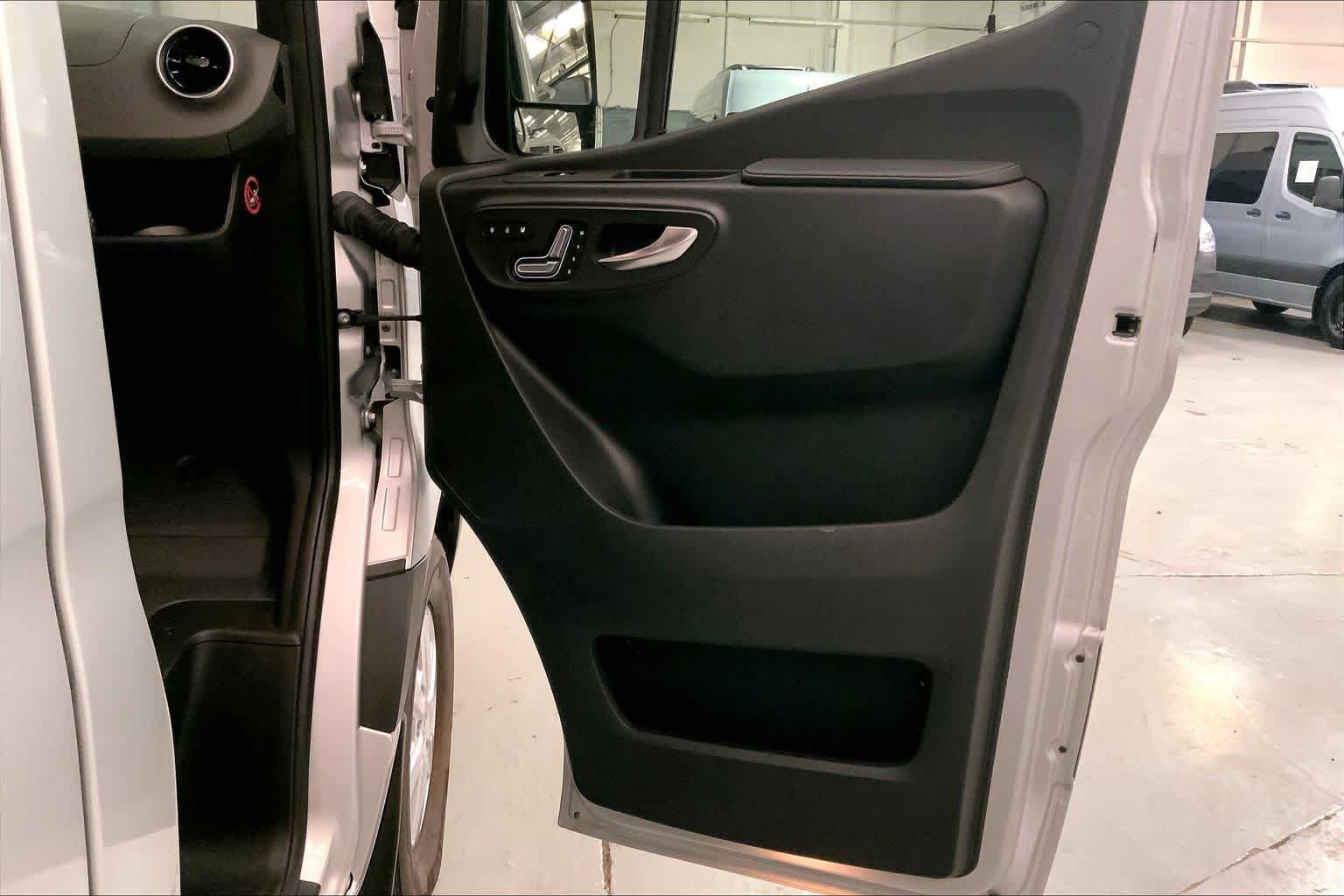 Used 2021 Mercedes-Benz Sprinter 2500 image 9