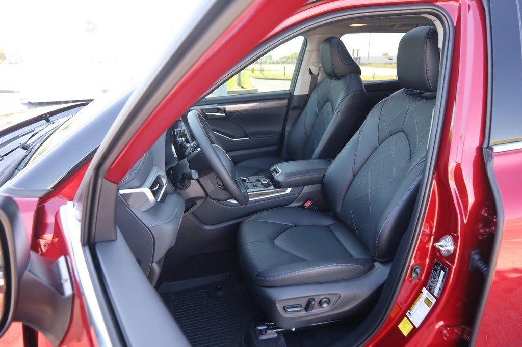 Used 2025 Toyota Highlander Platinum AWD/4WD image 10