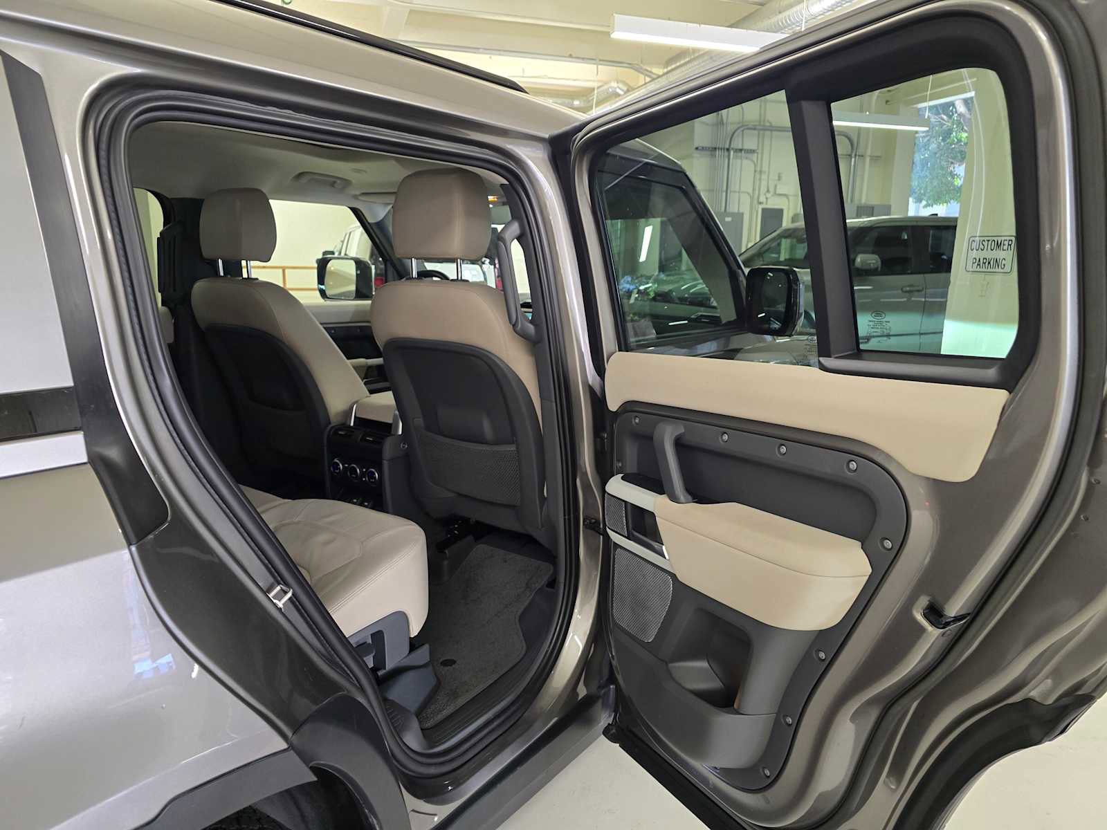 Used 2023 Land Rover Defender 130 SE image 15