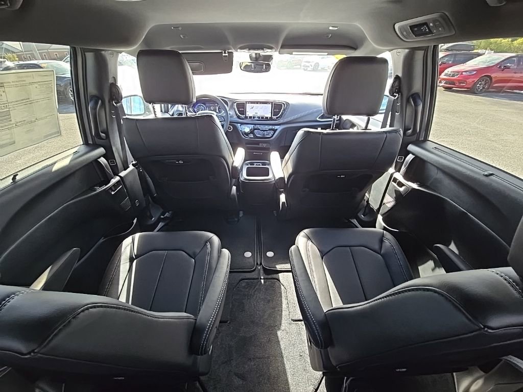 New 2026 Chrysler Pacifica Select w/ S Appearance Package image 21