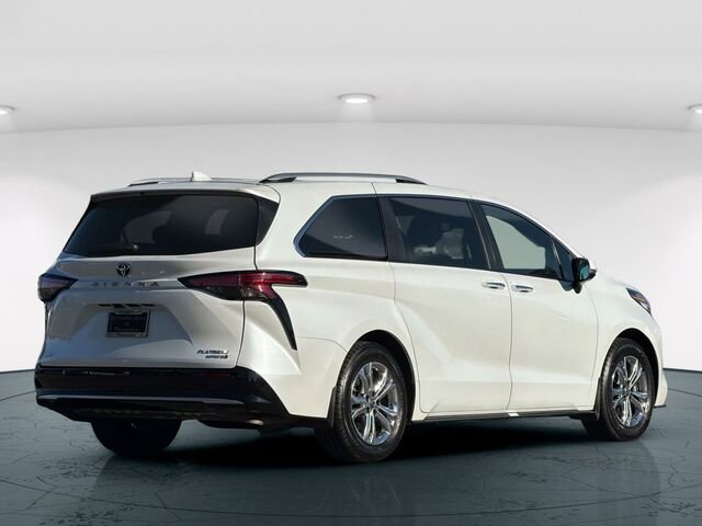Used 2023 Toyota Sienna Platinum image 7