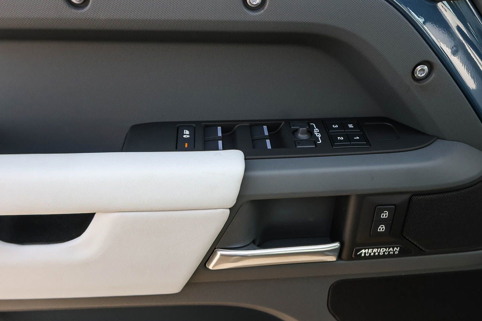 New 2026 Land Rover Defender 110 X-Dynamic SE image 31