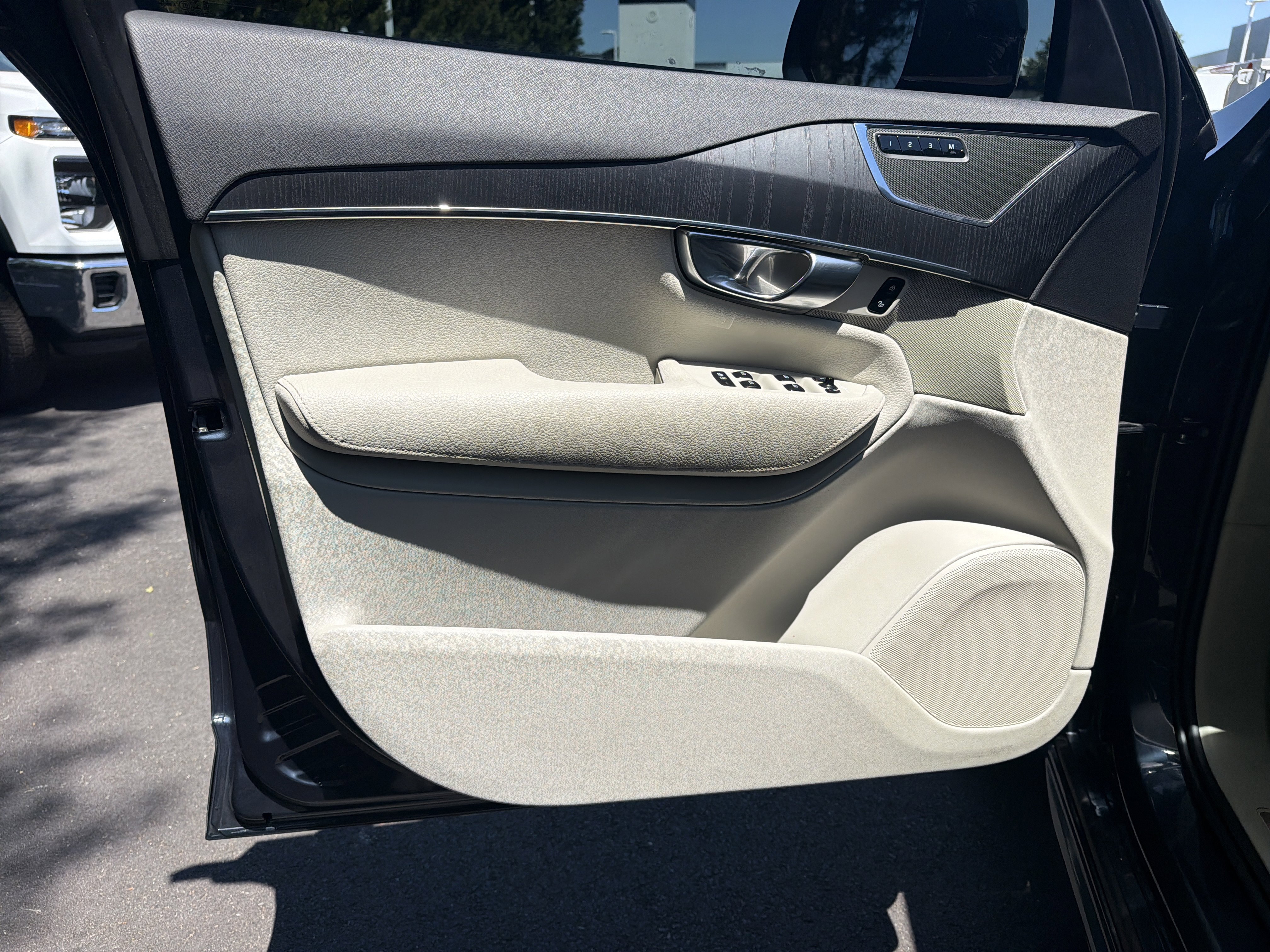 Used 2020 Volvo XC90 T5 Momentum w/ Protection Package Premier FWD image 14