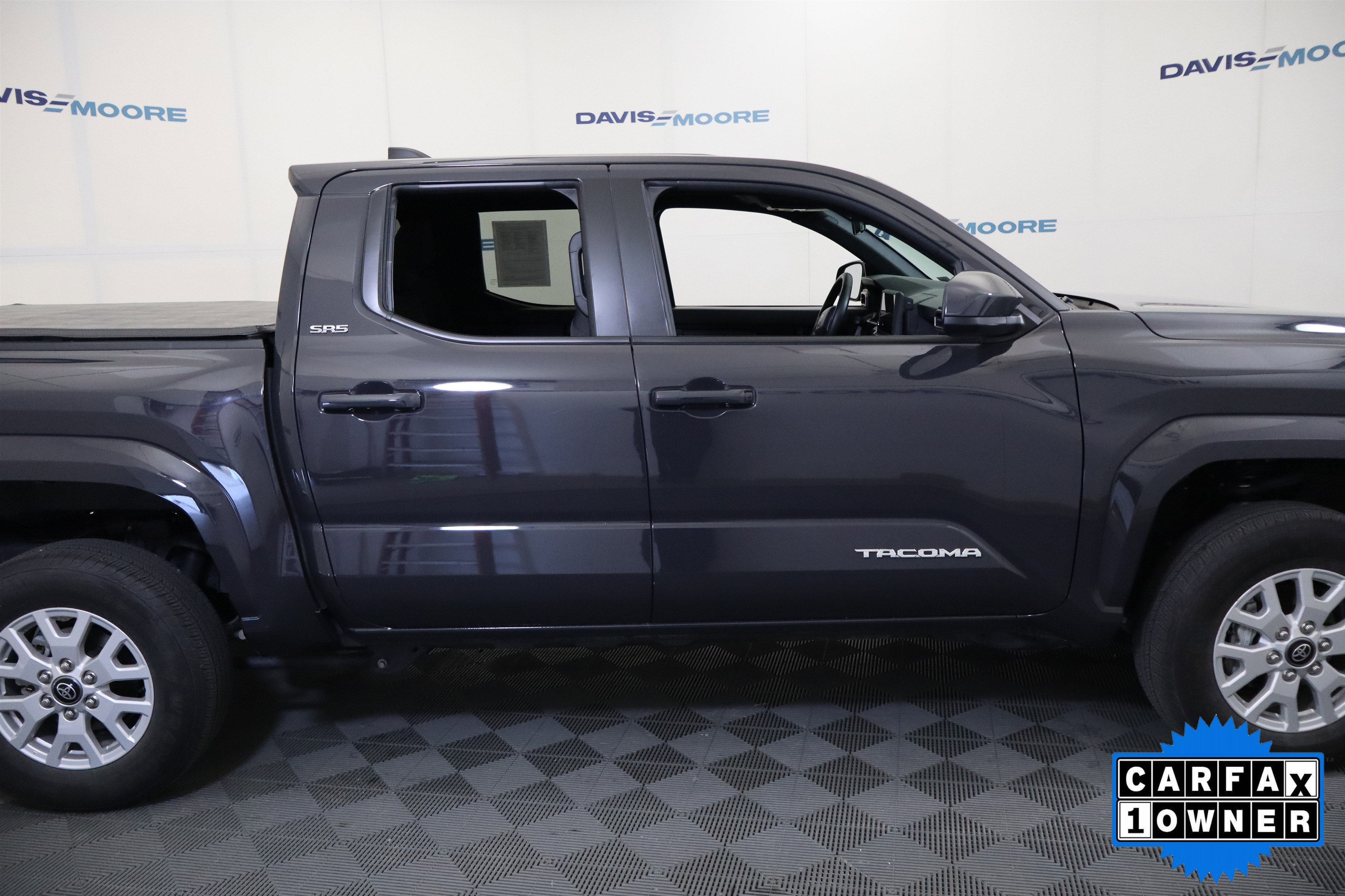 Used 2025 Toyota Tacoma SR5 AWD/4WD image 5
