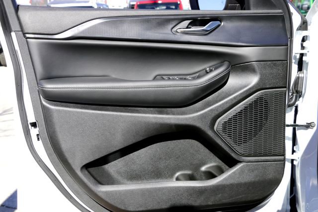 New 2025 Jeep Grand Cherokee Laredo w/ Luxury Tech Group I RWD image 16