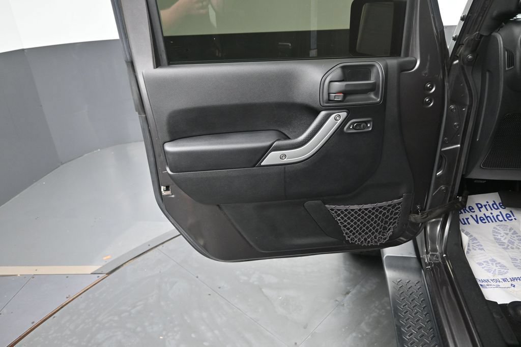 Used 2016 Jeep Wrangler Unlimited Sahara w/ Connectivity Group AWD/4WD image 23