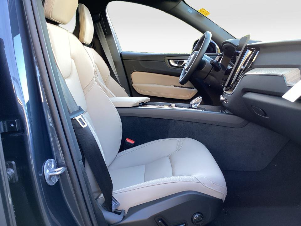 New 2027 Volvo XC60 B5 Plus AWD/4WD image 28