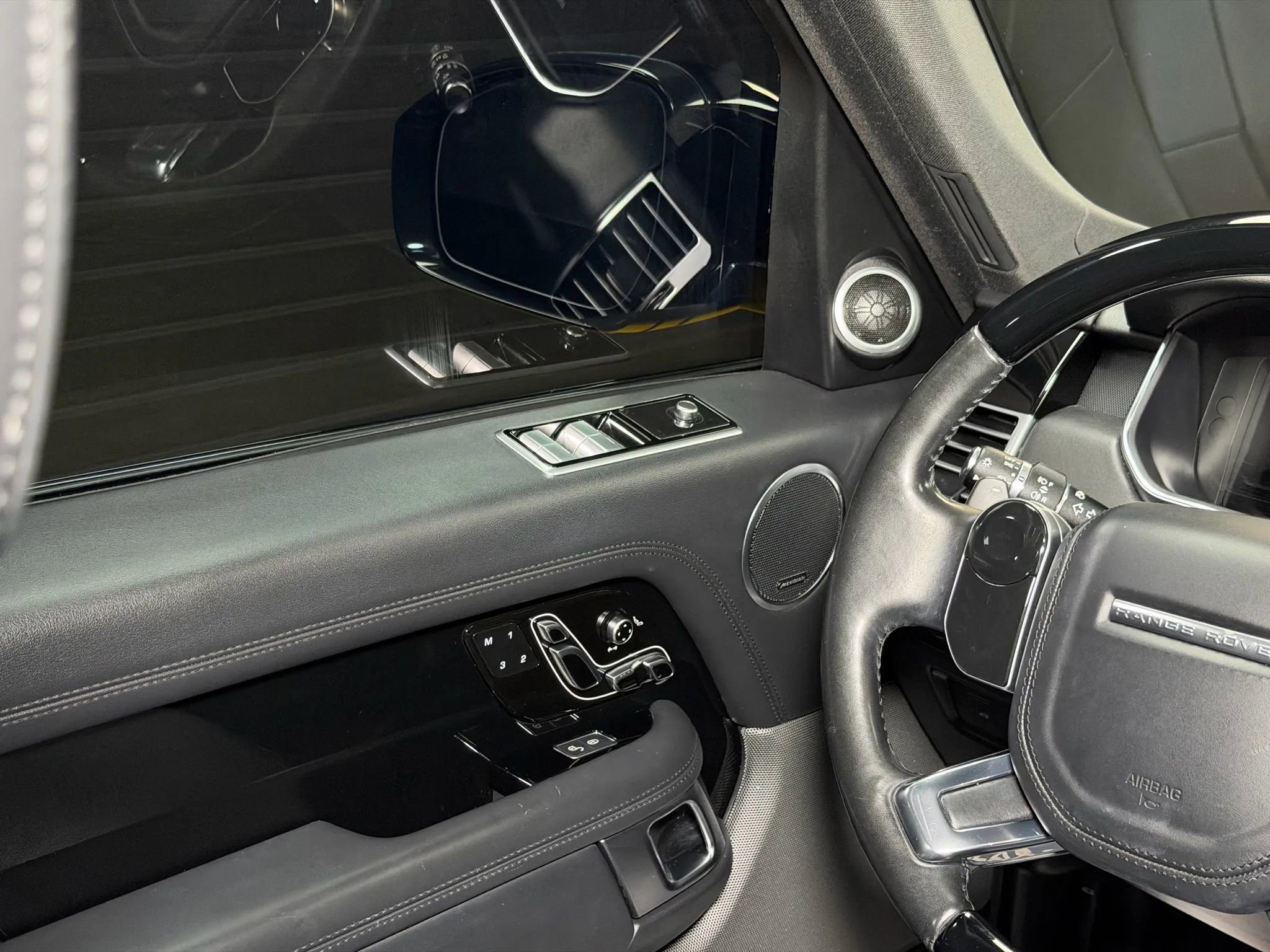 Used 2020 Land Rover Range Rover HSE image 32