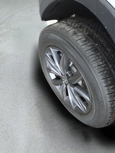 Used 2023 Volkswagen Tiguan SE w/ Panoramic Sunroof Package image 9