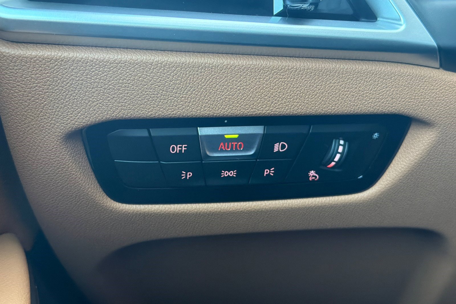 Used 2025 BMW 330i Sedan w/ Premium Package image 37