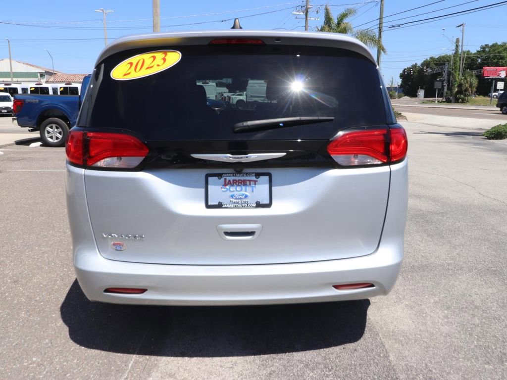 Used 2023 Chrysler Voyager LX image 10