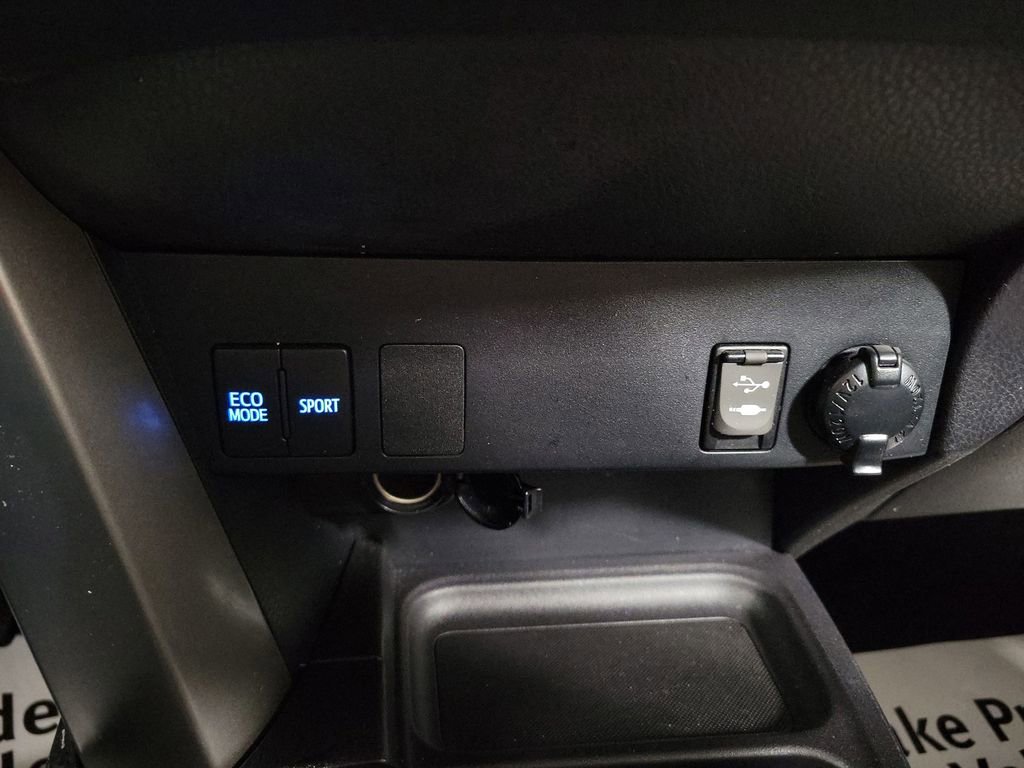 Used 2018 Toyota RAV4 LE image 16