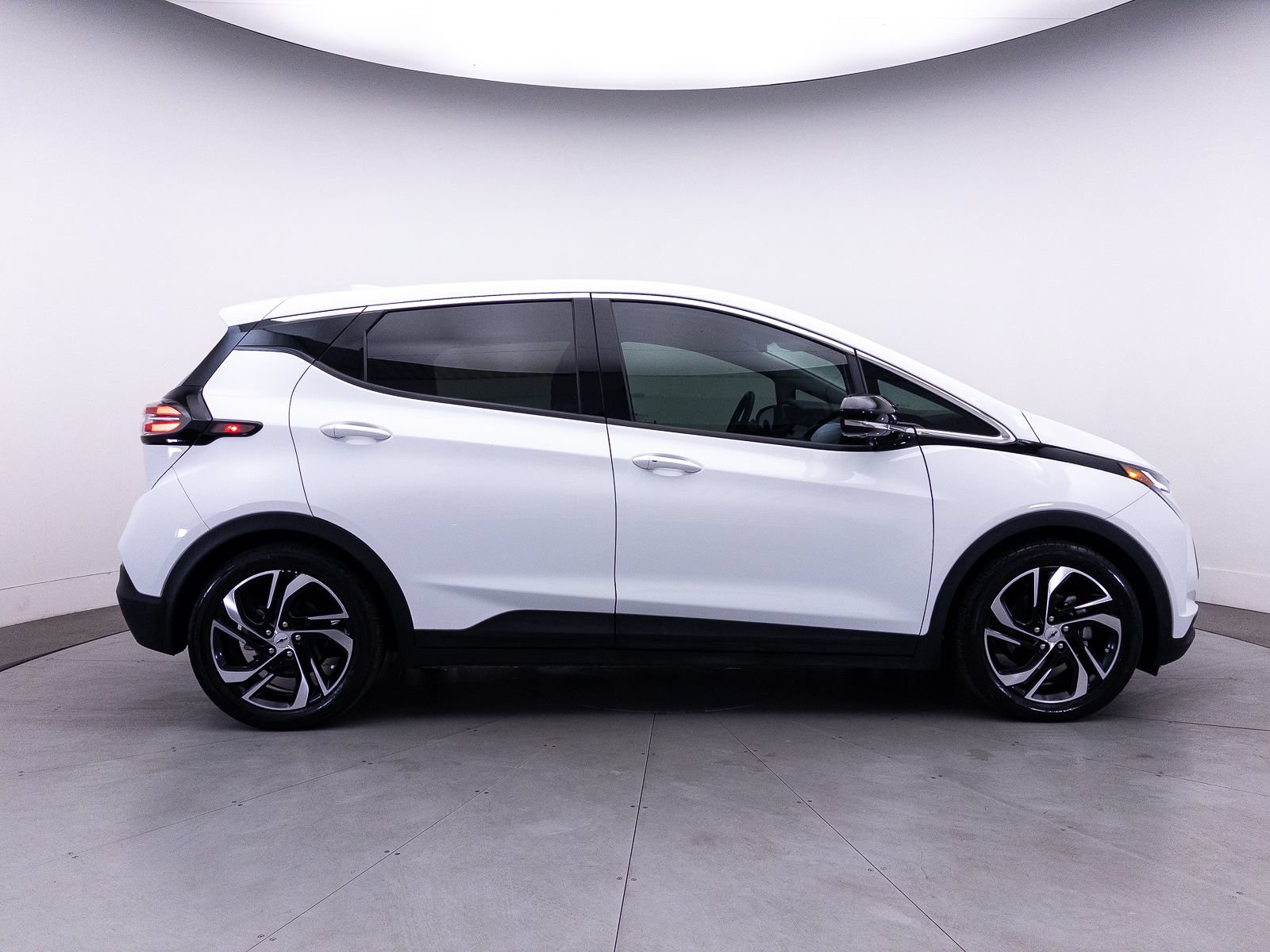 Used 2023 Chevrolet Bolt LT w/ Infotainment Package FWD image 46