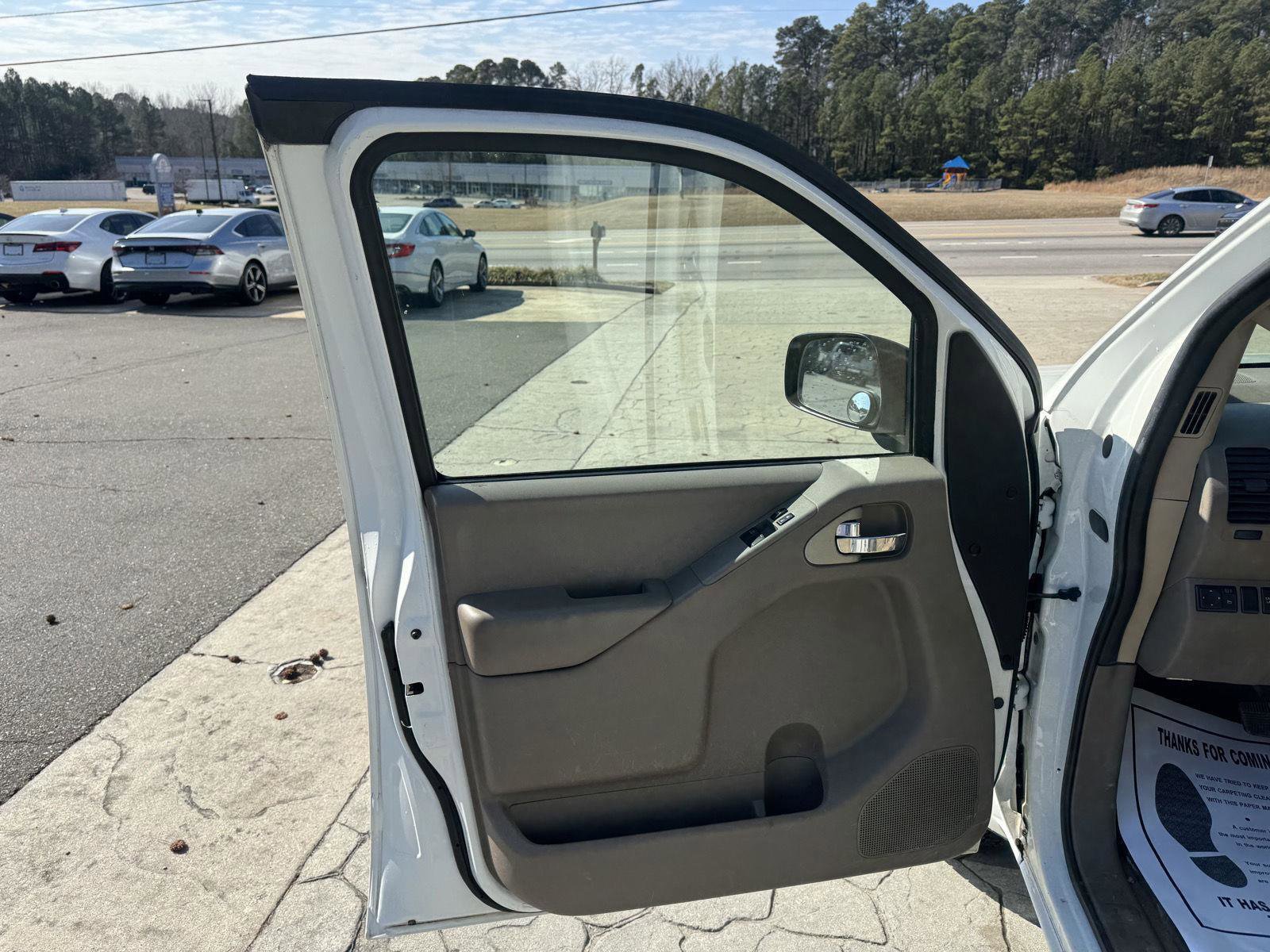 Used 2016 Nissan Frontier SV image 5