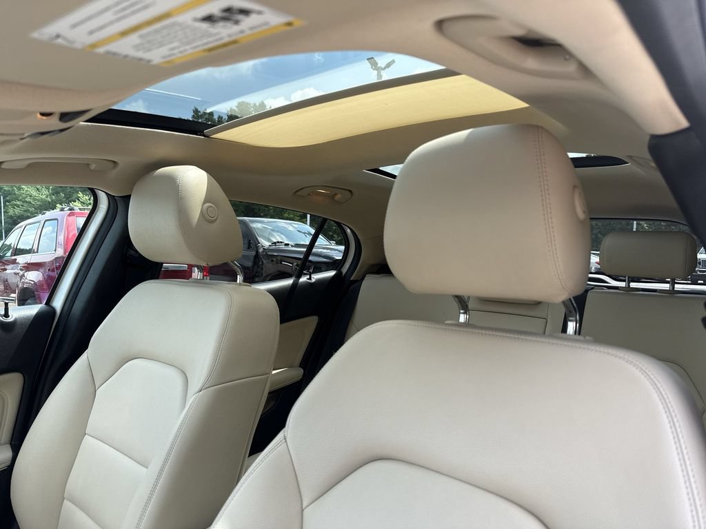 Used 2019 Mercedes-Benz GLA 250 4MATIC w/ Premium Package image 16