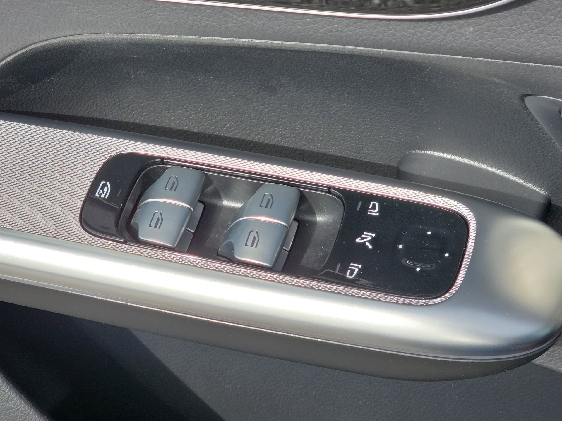 Used 2025 Mercedes-Benz GLC 300 4MATIC image 27