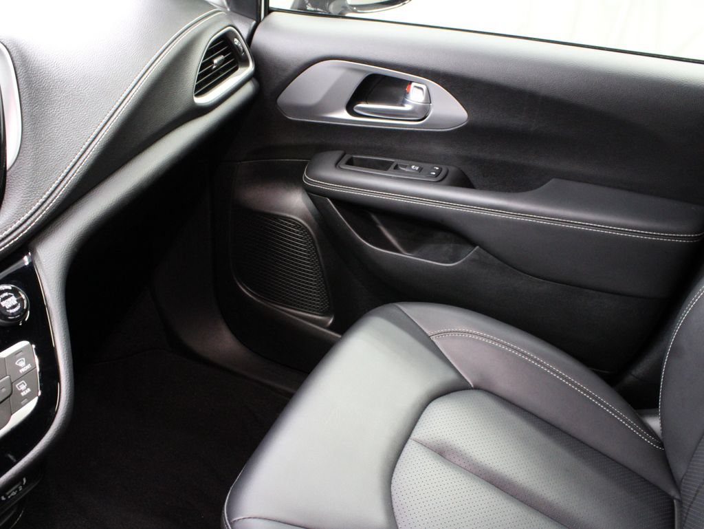 Used 2024 Chrysler Pacifica Touring-L w/ S Appearance Package AWD/4WD image 32
