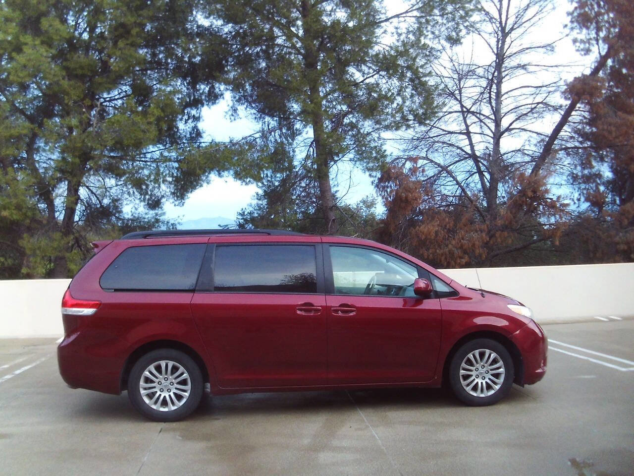 Used 2012 Toyota Sienna XLE image 13