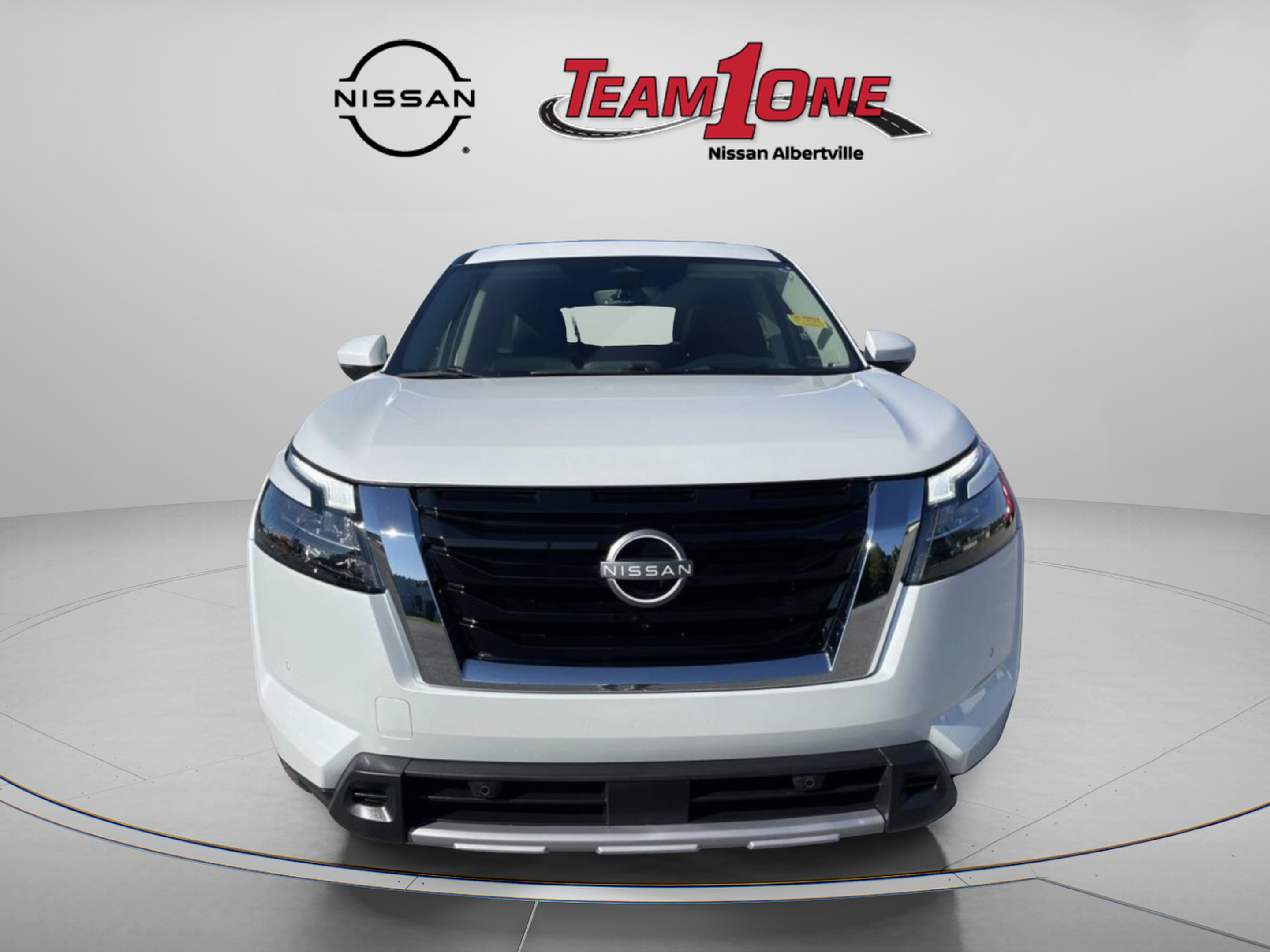 Used 2025 Nissan Pathfinder Platinum AWD/4WD image 2