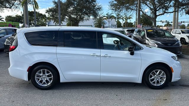 Used 2024 Chrysler Pacifica Touring-L image 10