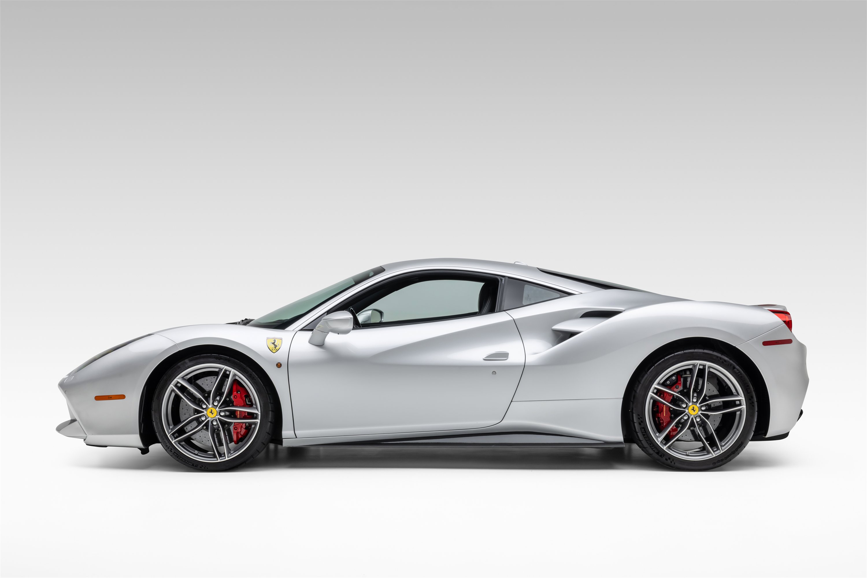 Certified 2018 Ferrari 488 GTB RWD image 4