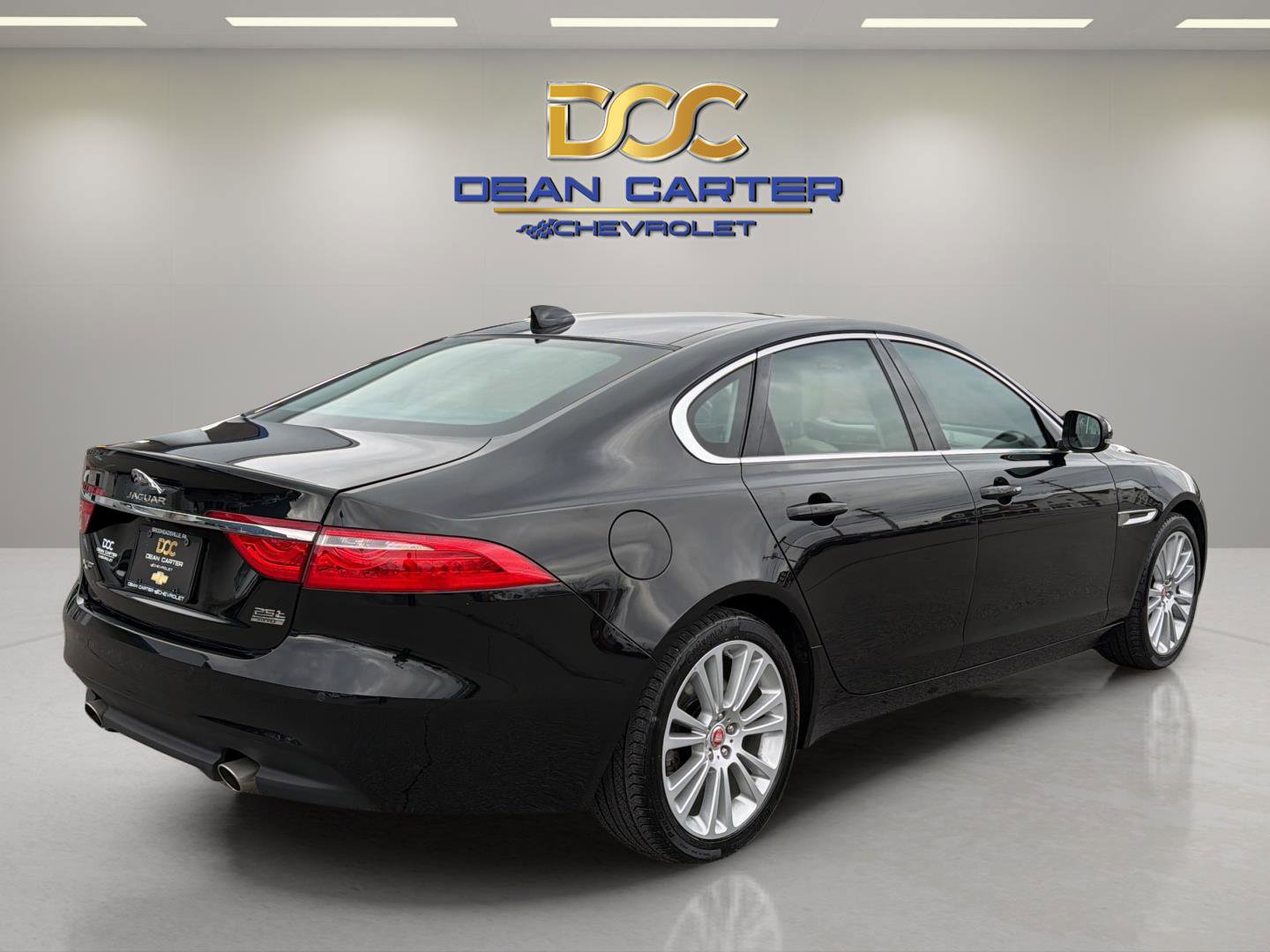 Used 2020 Jaguar XF Premium image 5