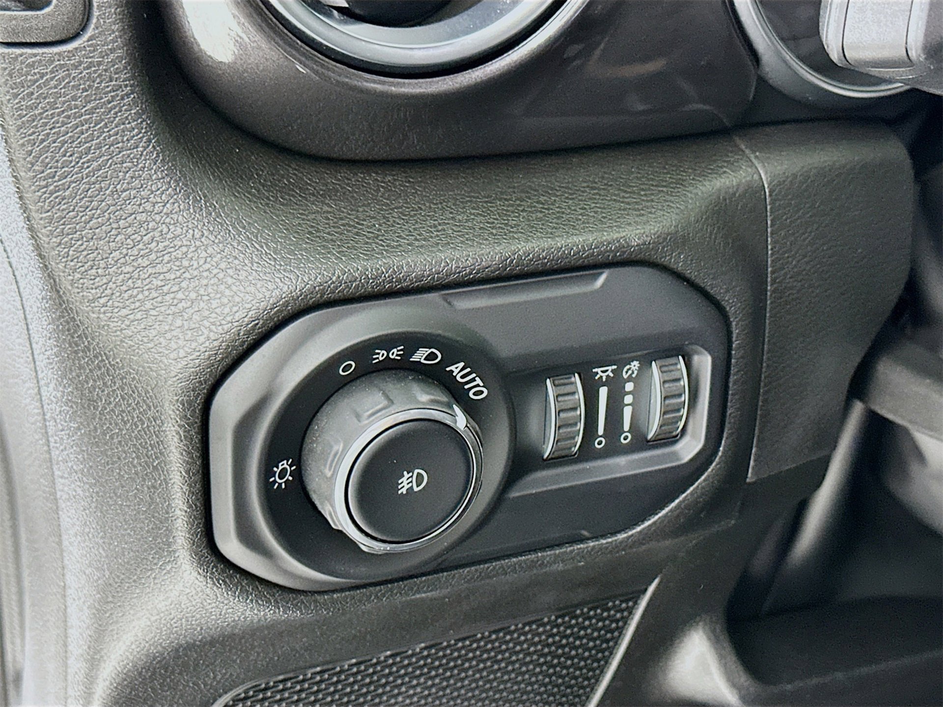 Used 2022 Jeep Wrangler Unlimited Rubicon w/ Trailer Tow Package image 11