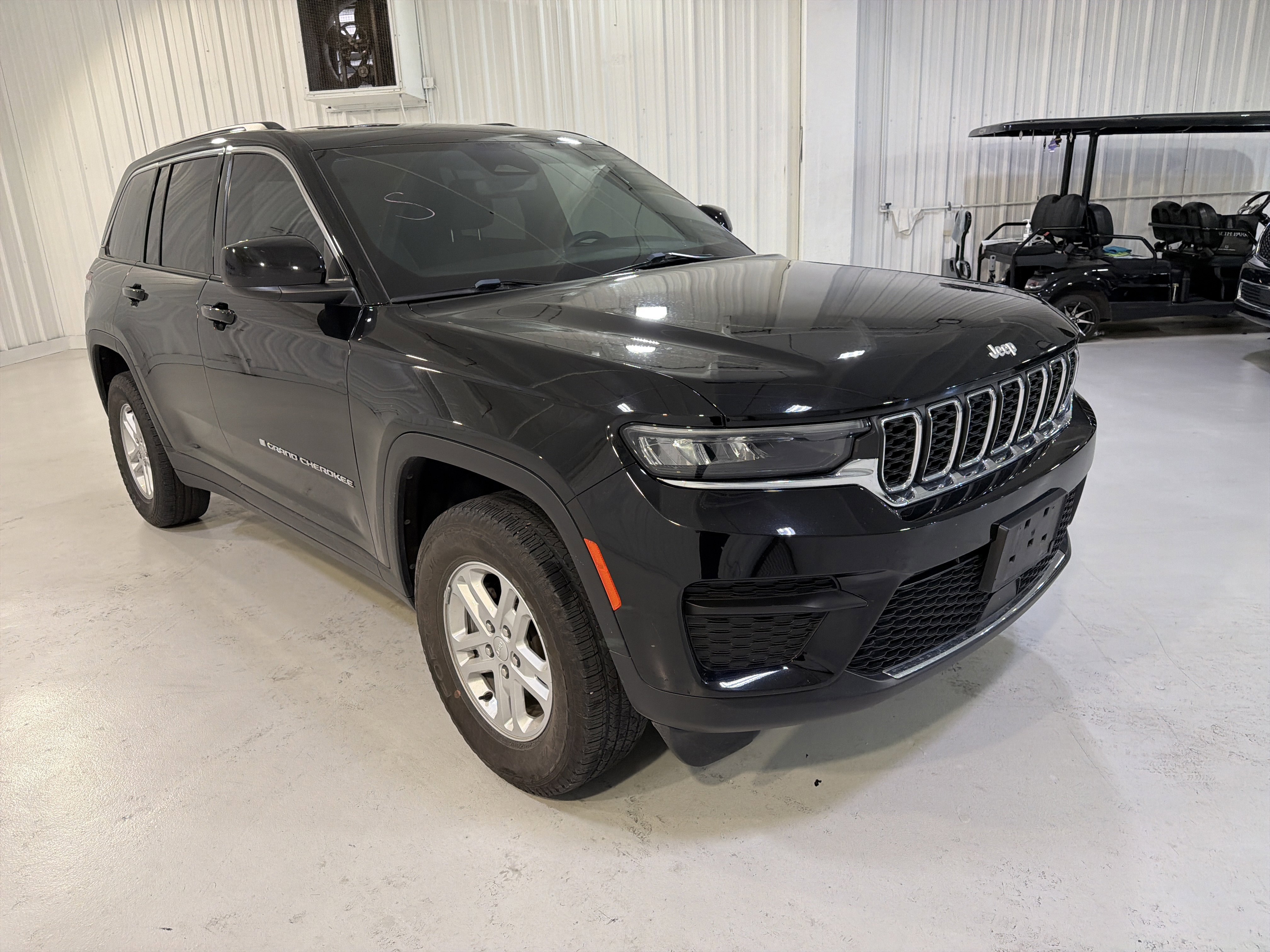 Used 2024 Jeep Grand Cherokee Laredo AWD/4WD image 6