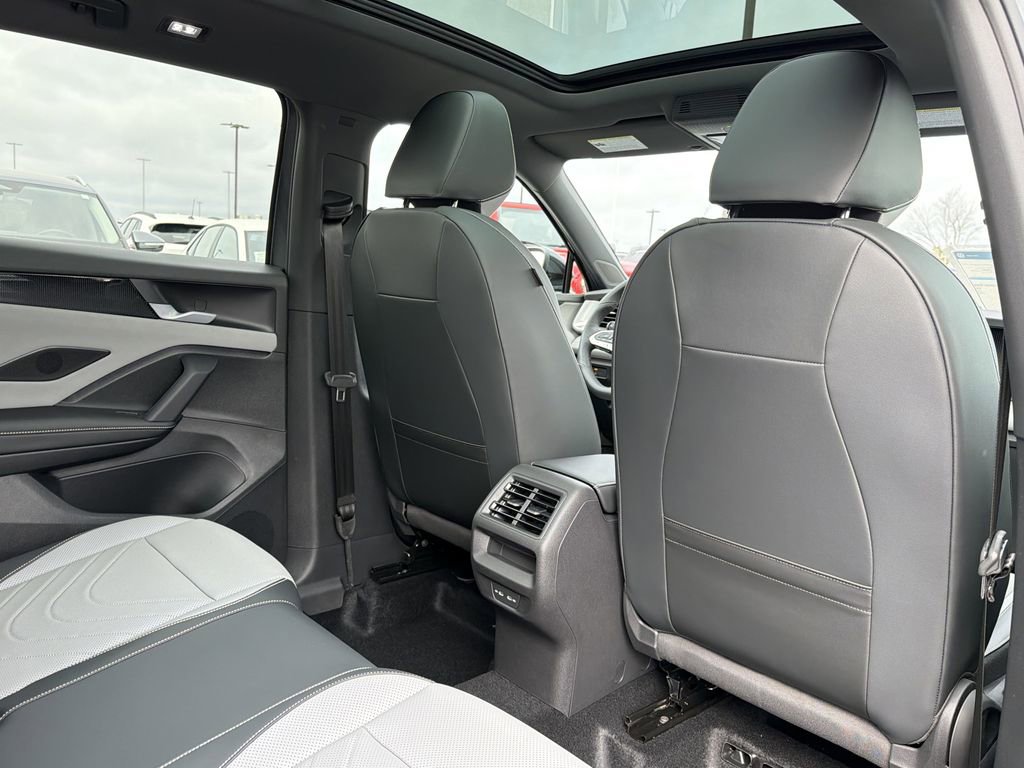 New 2026 Volkswagen Tiguan SE R-Line image 18