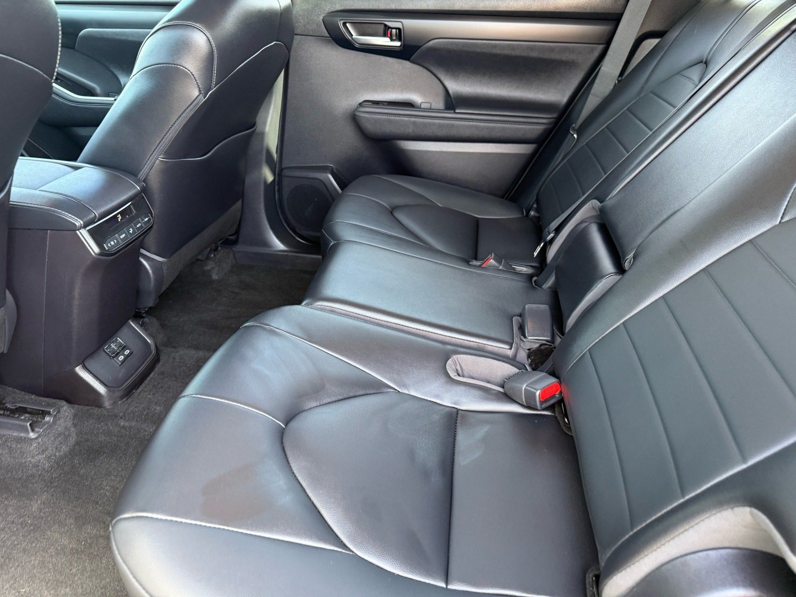 Used 2023 Toyota Highlander XLE FWD image 27