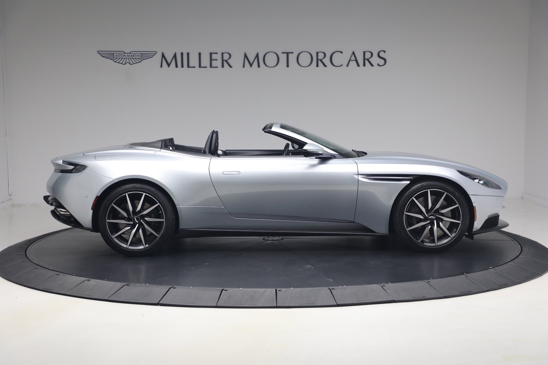 Used 2019 Aston Martin DB11 Volante RWD image 9